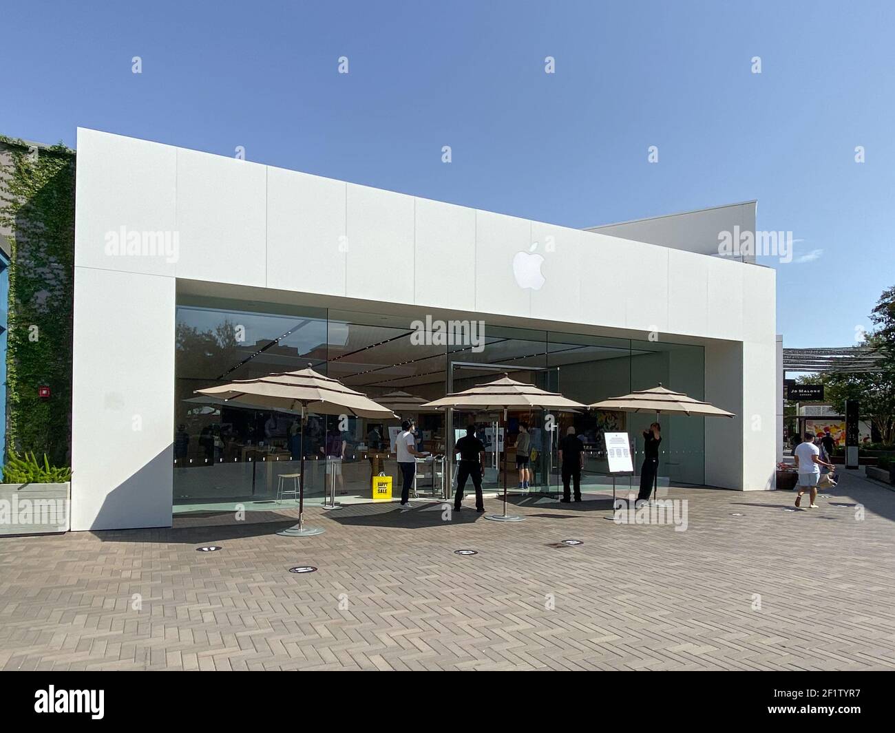 Apple-Einzelhandelsgeschäft, das iPhones, iPads und mehr in elegant gestalteten Räumen verkauft Stockfoto