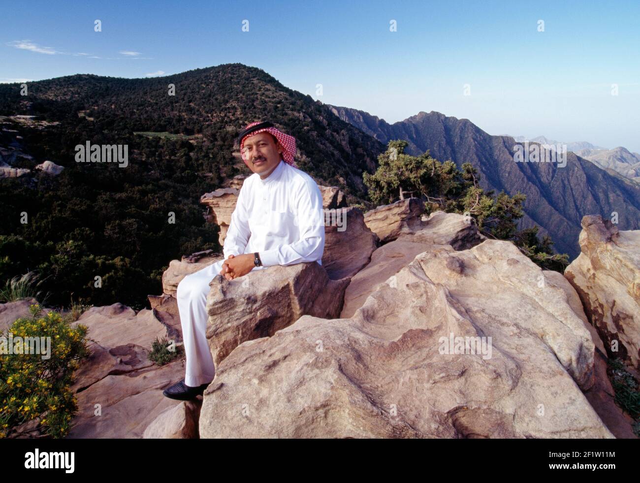 Porträt von Sheikh Abdu Rahman im Asir Nationalpark (Al Soudah), Königreich Saudi-Arabien. Sheikh Rahman trägt ein knöchellanges Hemd, aus dem es gewebt ist Stockfoto