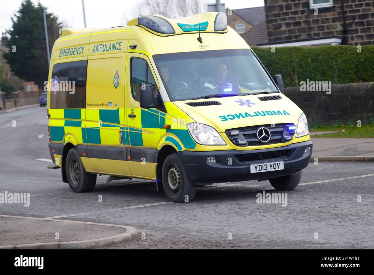 Ein Krankenwagen, der auf einen Notfall in Horsforth in Leeds, West Yorkshire, Großbritannien, reagiert Stockfoto