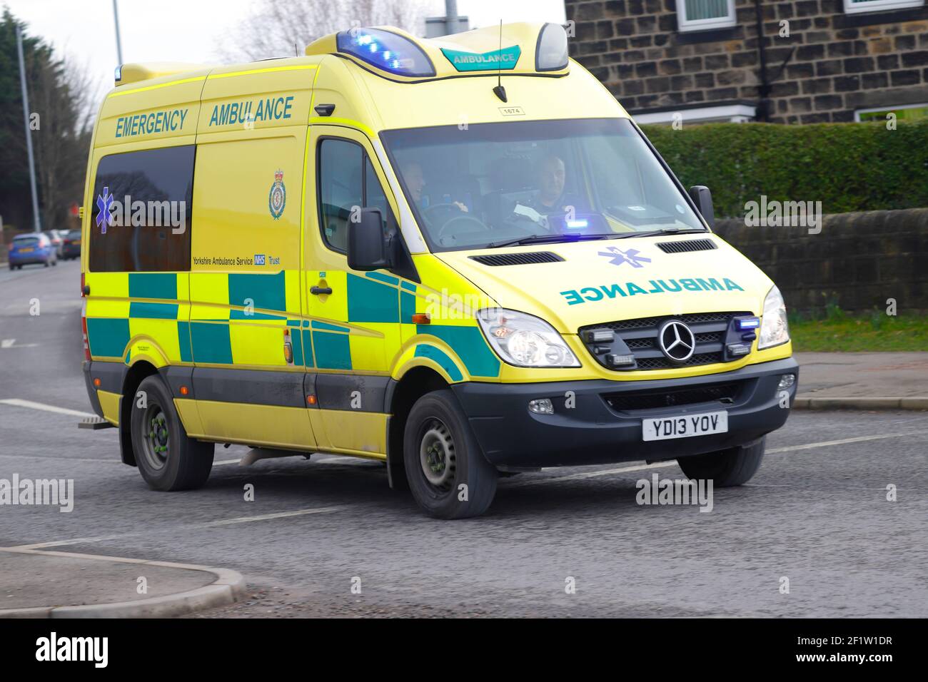 Ein Krankenwagen, der auf einen Notfall in Horsforth in Leeds, West Yorkshire, Großbritannien, reagiert Stockfoto