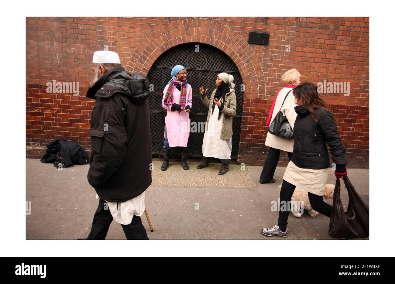 Perlen des Islam Sakinah Abdullah (rosa) und Rabiah Abdullah.Foto von David Sandison The Independent Stockfoto