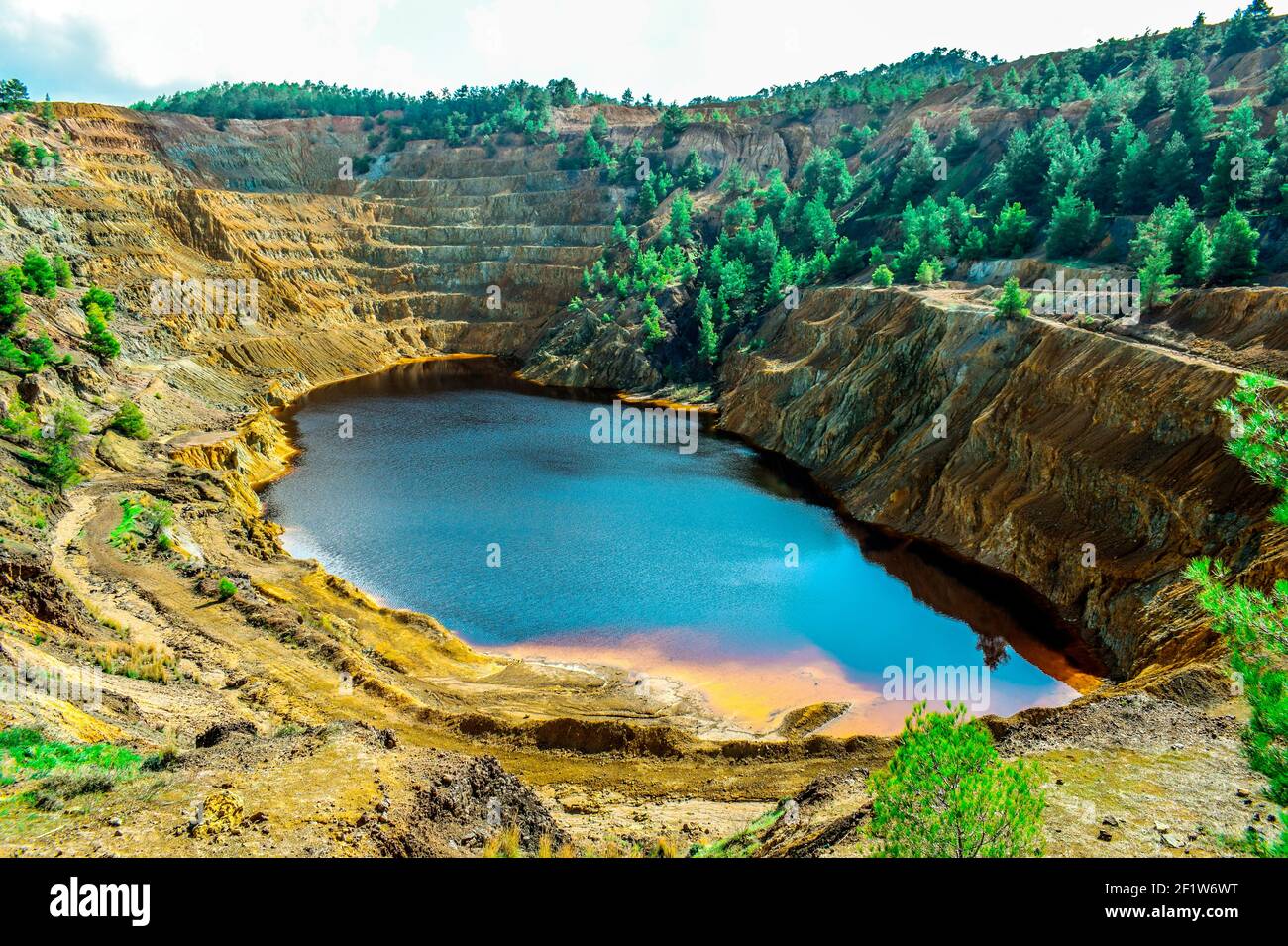 Verlassene Tagebaumine mit Steinbruch Stockfoto