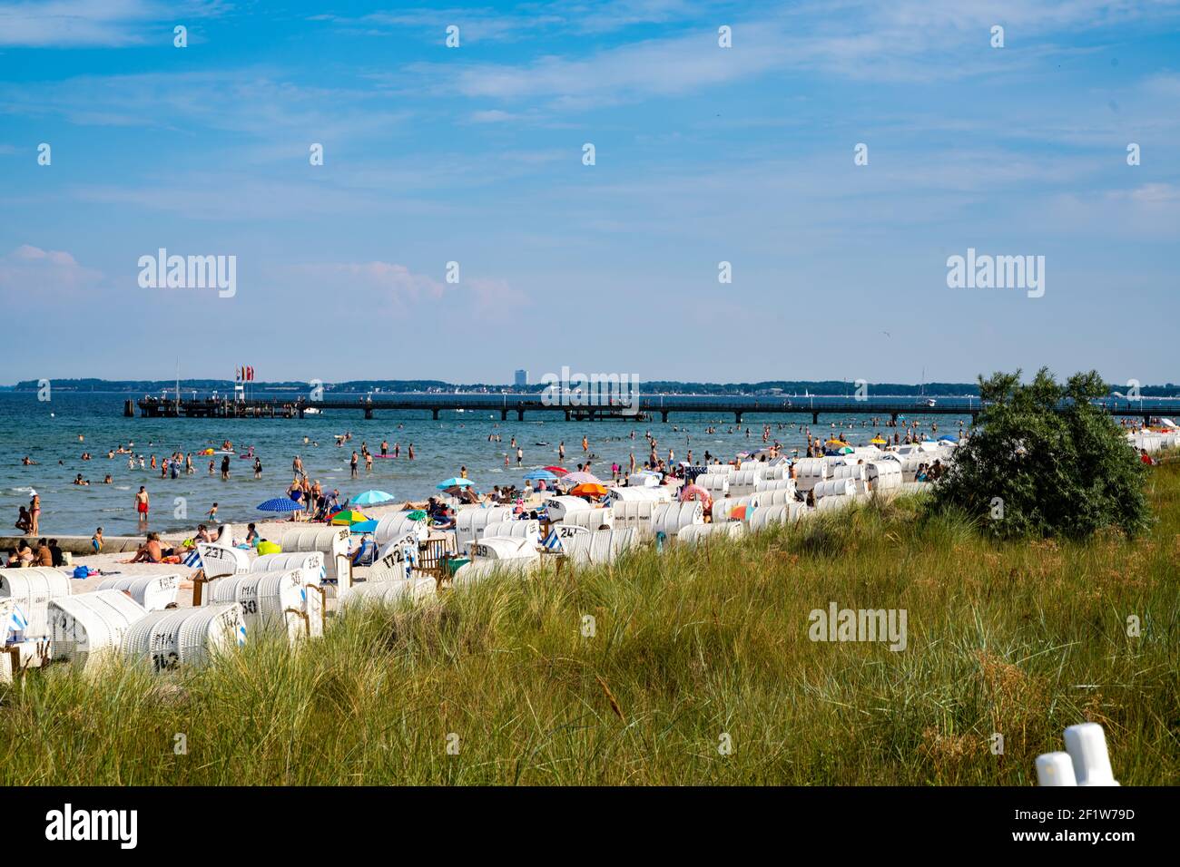 Viele Menschen besuchen die Ostseestrände der Lübecker Bucht In Norddeutschland Stockfoto