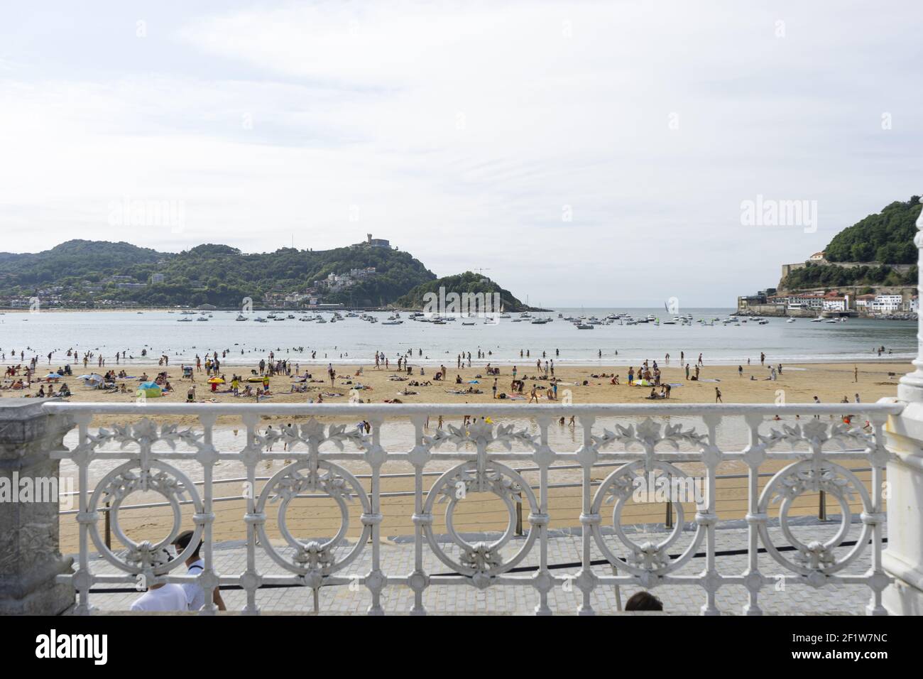 Seascape, La Concha Strand, von der Promenade aus gesehen. Monte Igueldo und Urgull im Hintergrund. Sommerurlaub Szene in Spanien Stockfoto