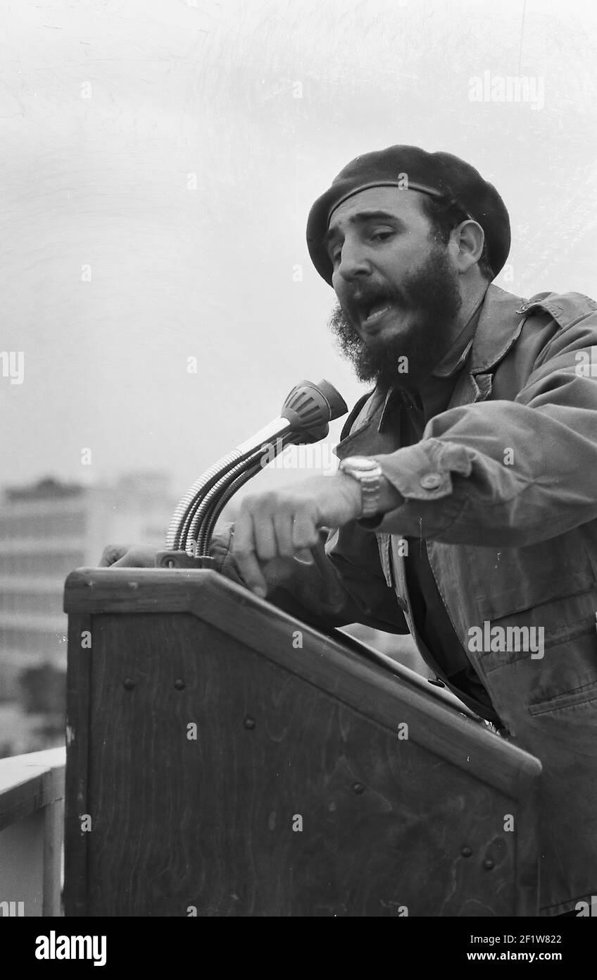 Fidel Castro bei der Militärparade, Havanna (Kuba : Provinz), Havanna (Kuba), Kuba, 1963. Aus der Sammlung Deena Stryker Photographs. () Stockfoto