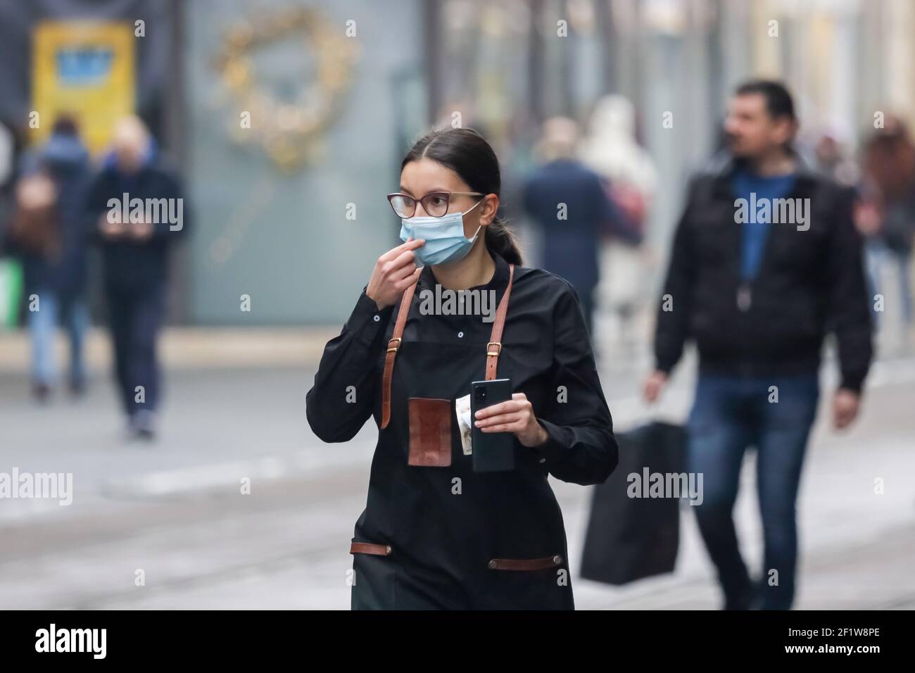 Die Menschen in den Straßen von Ilica in Zagreb tragen wegen der Coron-Virus-Pandemie medizinische Masken. Stockfoto