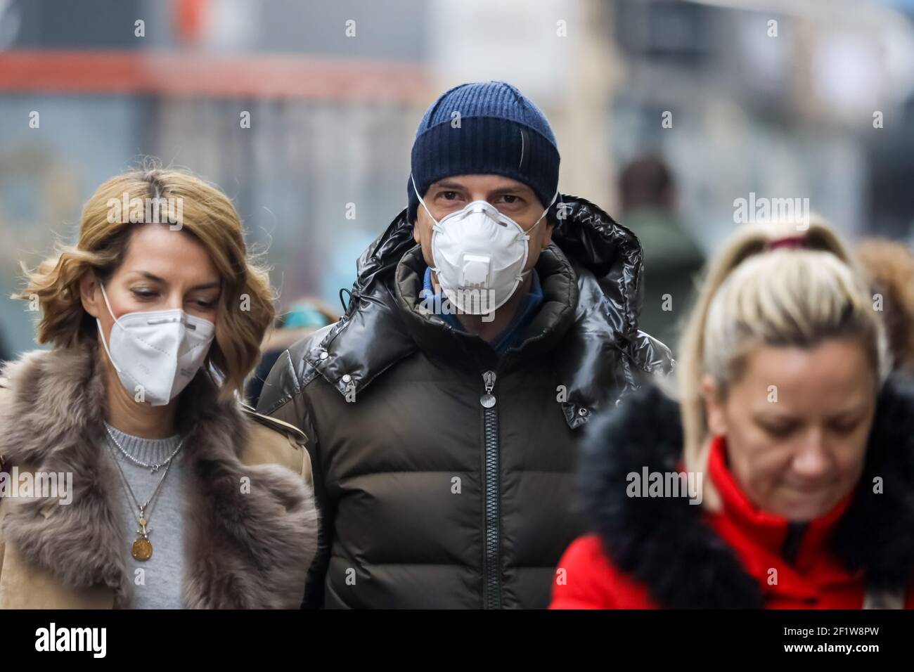 Die Menschen in den Straßen von Ilica in Zagreb tragen wegen der Coron-Virus-Pandemie medizinische Masken. Stockfoto