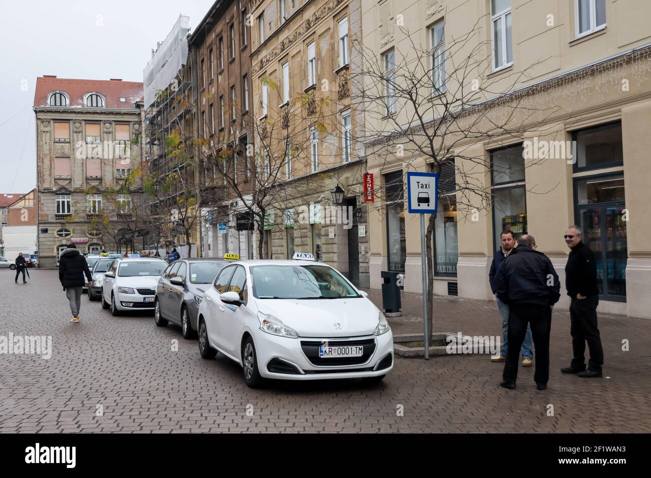 Taxifahrer am Taxistand auf dem Europäischen Platz warten auf Kunden für den Transport im Zentrum von Zagreb. Stockfoto