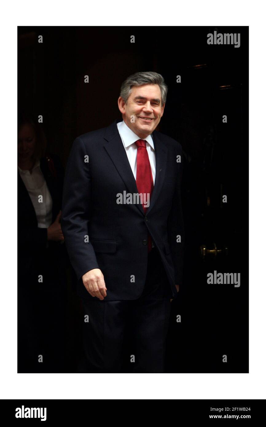 Gordon Brown verlässt 10 Downing Street vor dem Kanzler von Das erste Budget des Excheckr Alistair Darling nach der Übernahme von Gordon Brown 2007.Foto von David Sandison The Independent Stockfoto
