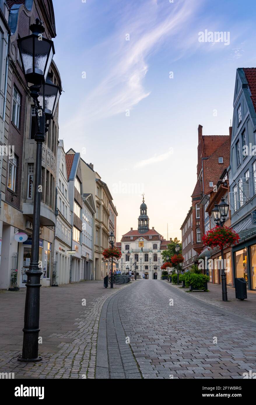 Kopfsteinpflasterstraße in der Altstadt von Lunenburg führt zu Das historische Rathaus Stockfoto