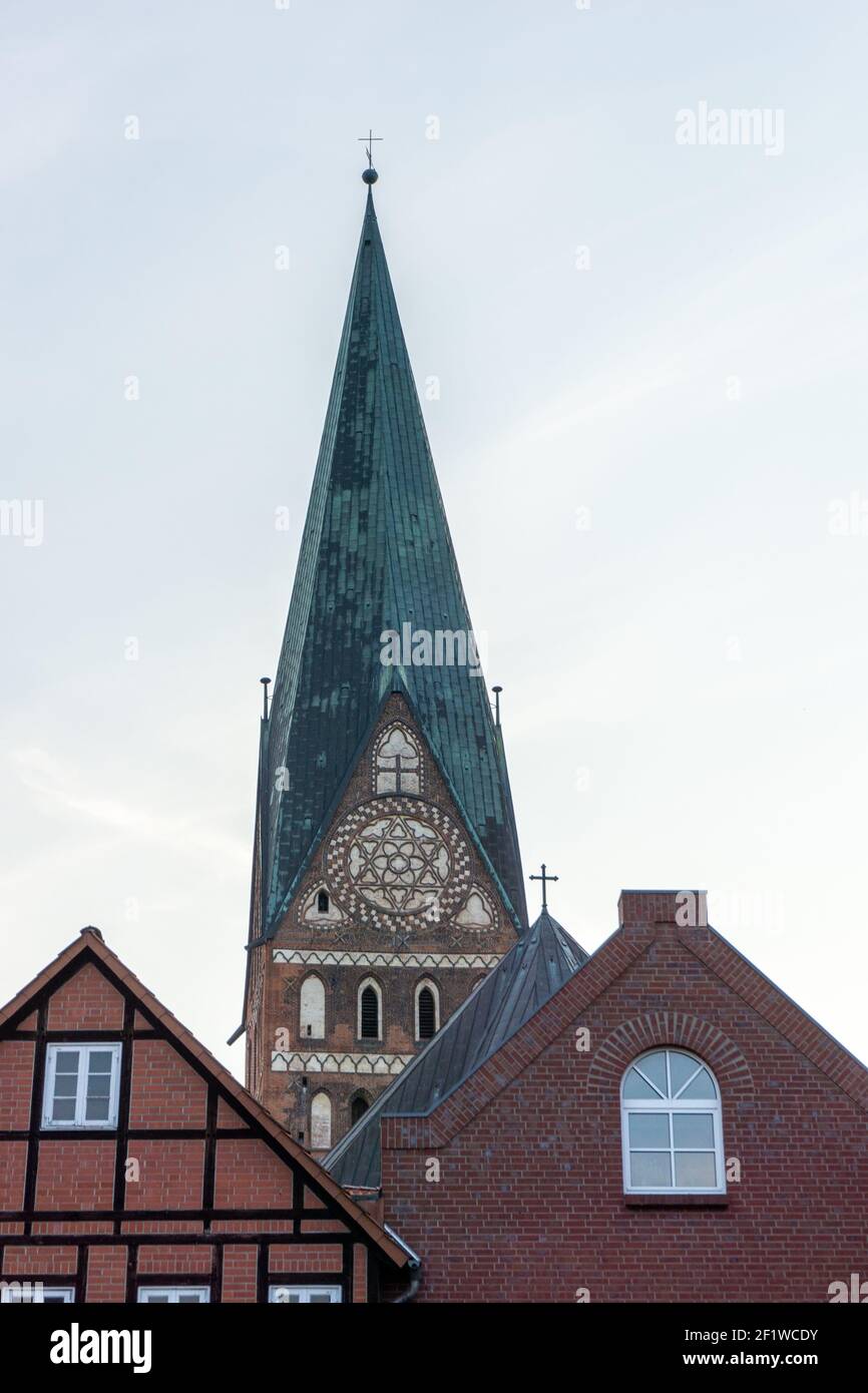 Historische alte rote Backsteingebäude und Kirchturm in Lunenburg Stockfoto
