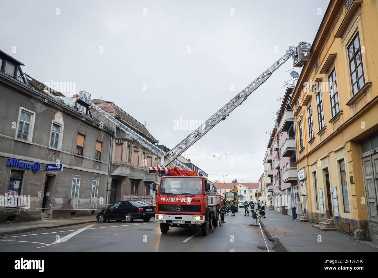 Ein starkes Erdbeben traf Kroatien gestern, das Epizentrum des Erdbebens der Stärke 6,2 war 3 Kilometer von Petrinja entfernt. Feuerwehrleute entfernen til Stockfoto