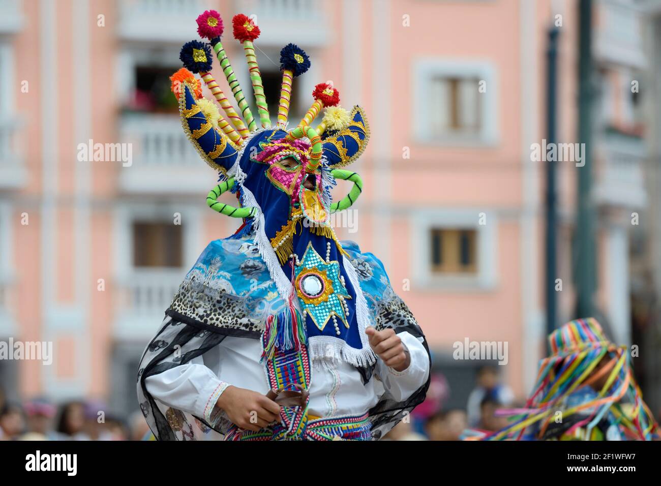 Traditionelle Tänze auf der Plaza de Santo Domingo während der Feier des Jubiläums der spanischen Stiftung, Quito, Ecuador Stockfoto