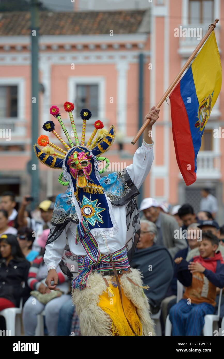 Traditionelle Tänze auf der Plaza de Santo Domingo während der Feier des Jubiläums der spanischen Stiftung, Quito, Ecuador Stockfoto