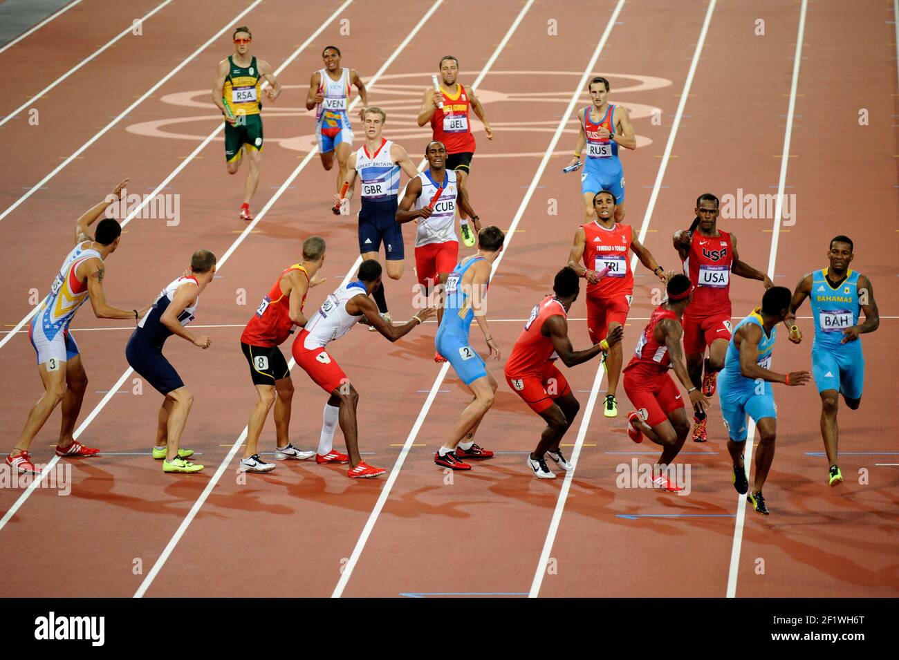 LONDON OLYMPISCHE SPIELE 2012 - OLYMPIASTADION, LONDON (DE) - 10/08/2012 - FOTO : STEPHANE KEMPINAIRE / POOL / KMSP / DPPIATHLETICS - MEN'S S 4 X 400 M RELAIS - GOLDMEDAILLE - BAHAMAS TEAM - CHRIS BROWN - DEMETRIUS PINDER - MICHAEL MATHIEU - RAMON MILLER (BAH) Stockfoto