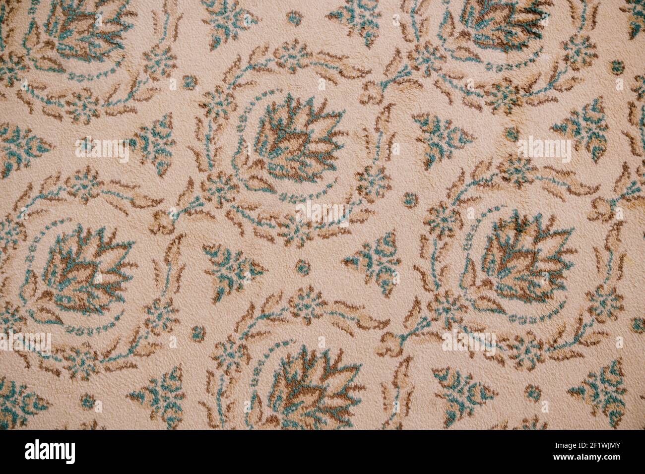 Ein weicher weißer Teppich mit Blumenmustern. Stockfoto