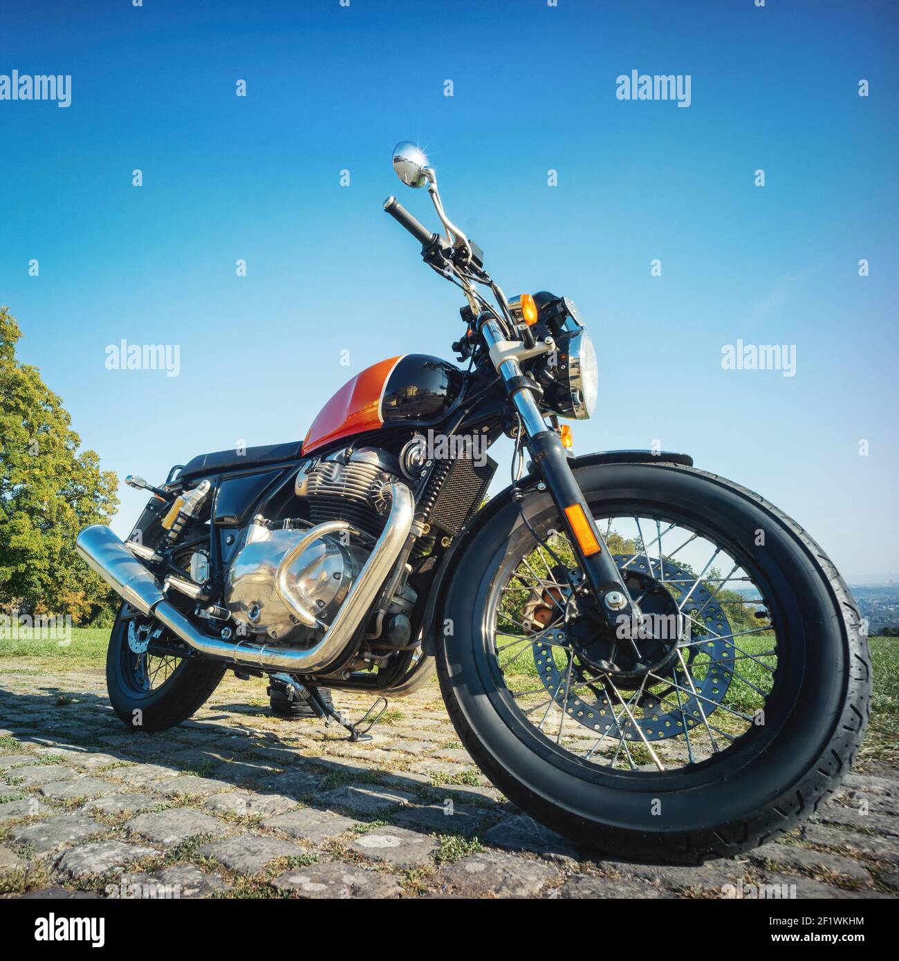 Klassisches Motorrad im Freien Stockfoto