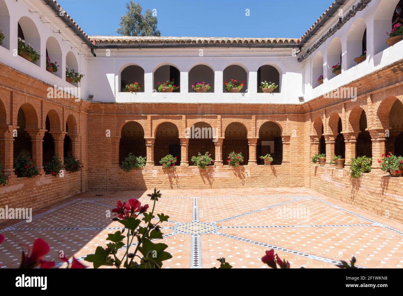 Ein Kreuzgang des Klosters La Rabida in Huelva, Spanien. Christopher Columbus übernachtete hier, bevor er 1492 zur Entdeckung Amerikas aufbrach Stockfoto