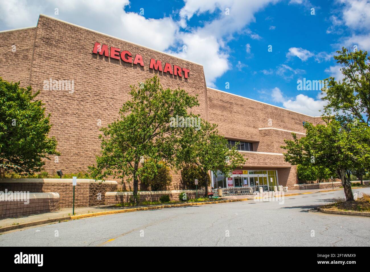 Gwinnett County, GA / USA - 05 25 20: Eingang zum Mega Mart in der Gwinnett Place Mall, die jetzt meist geschlossen ist Stockfoto