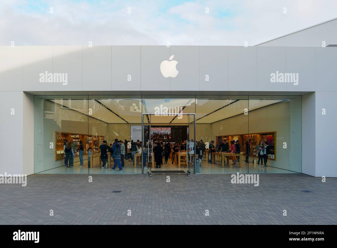 Apple-Einzelhandelsgeschäft, das iPhones, iPads und mehr in elegant gestalteten Räumen verkauft. Stockfoto