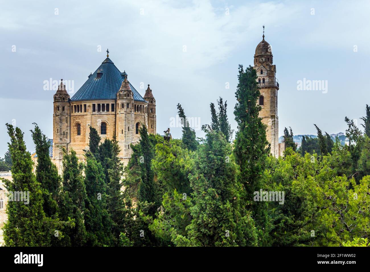 Wunderschöner christlicher Tempel und muslimische Moschee Stockfoto