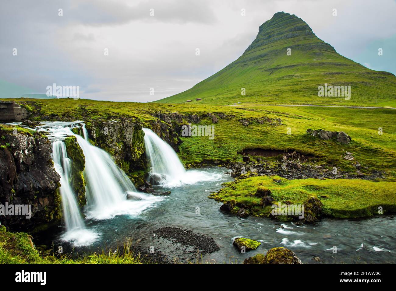 island-kirkjufell-berg-und-kirkjufellfoss-wasserfall-fotos-und