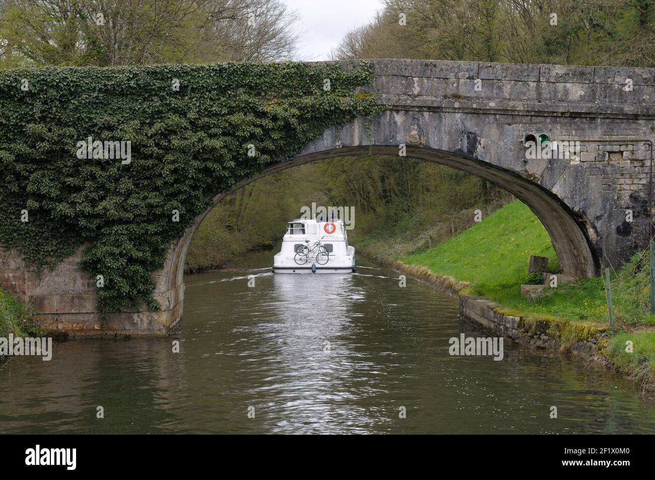 Alte Steinbrücke über die Nivernais, Pont Port Brule, Port Brûle, La Collancelle, Nievre, Burgund, Frankreich Stockfoto