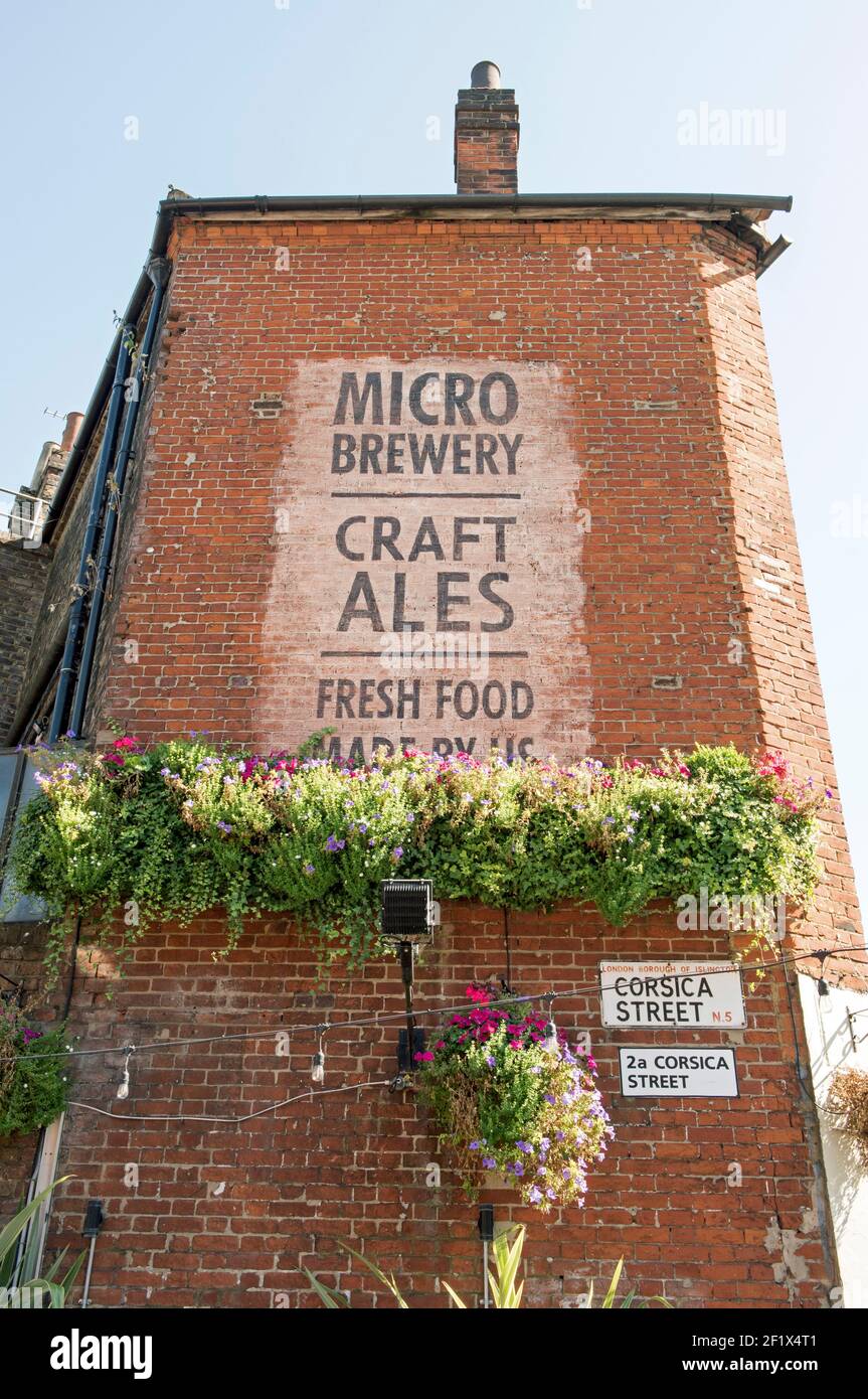 Micro Brewery Craft Ales modernes Geisterschild an der Wandseite von Haus, Brauhaus und Küche öffentliches Haus Korsika Straße Highbury Stockfoto