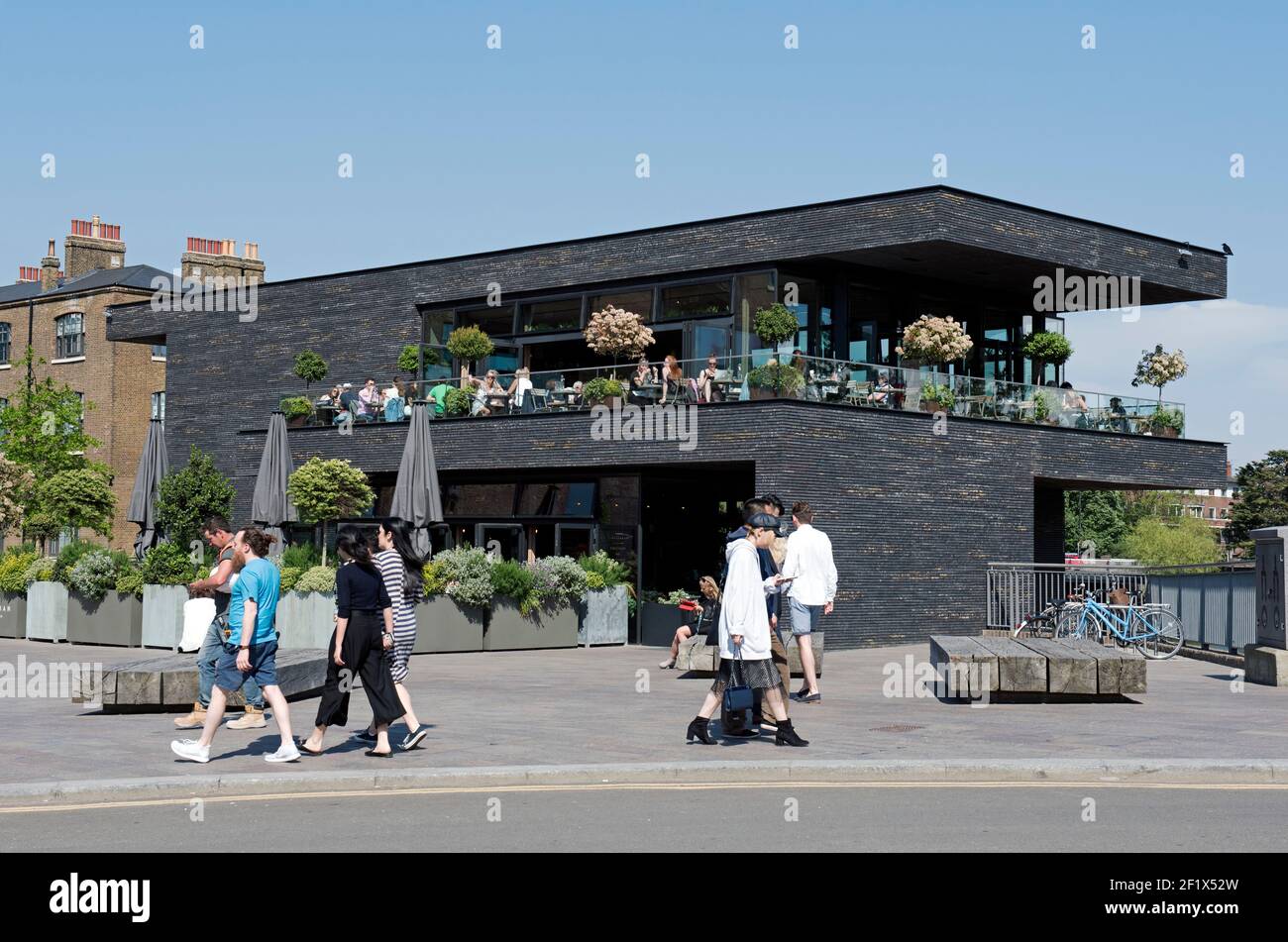 Das Lighterman Restaurant mit Leuten, die Kings Cross passieren Stockfoto