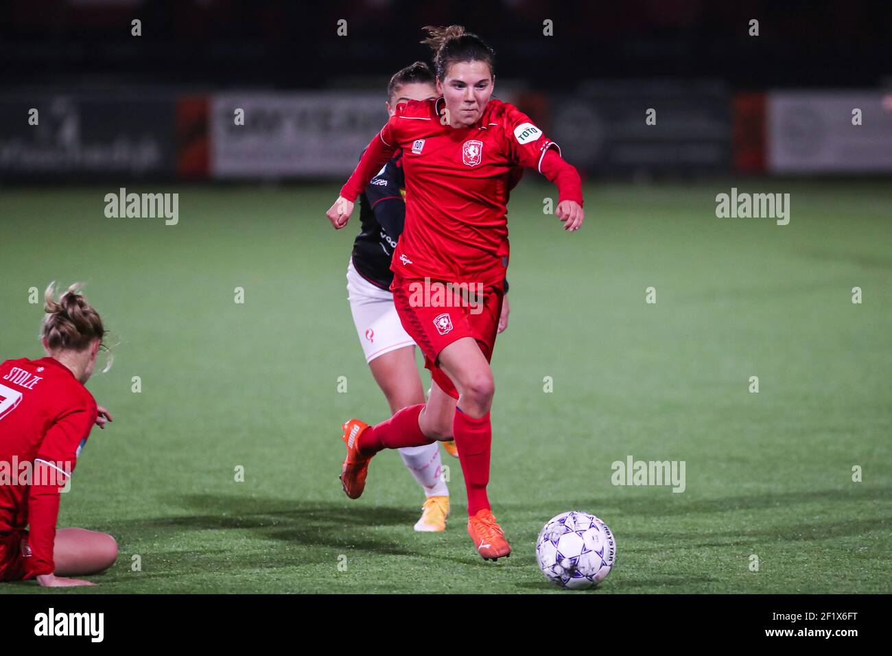 ENSCHEDE, NIEDERLANDE - MÄRZ 9: Rieke Dieckmann vom FC Twente beim Spiel Pure Energie Eredivisie Vrouwen zwischen FC Twente und Excelsior in Spor Stockfoto