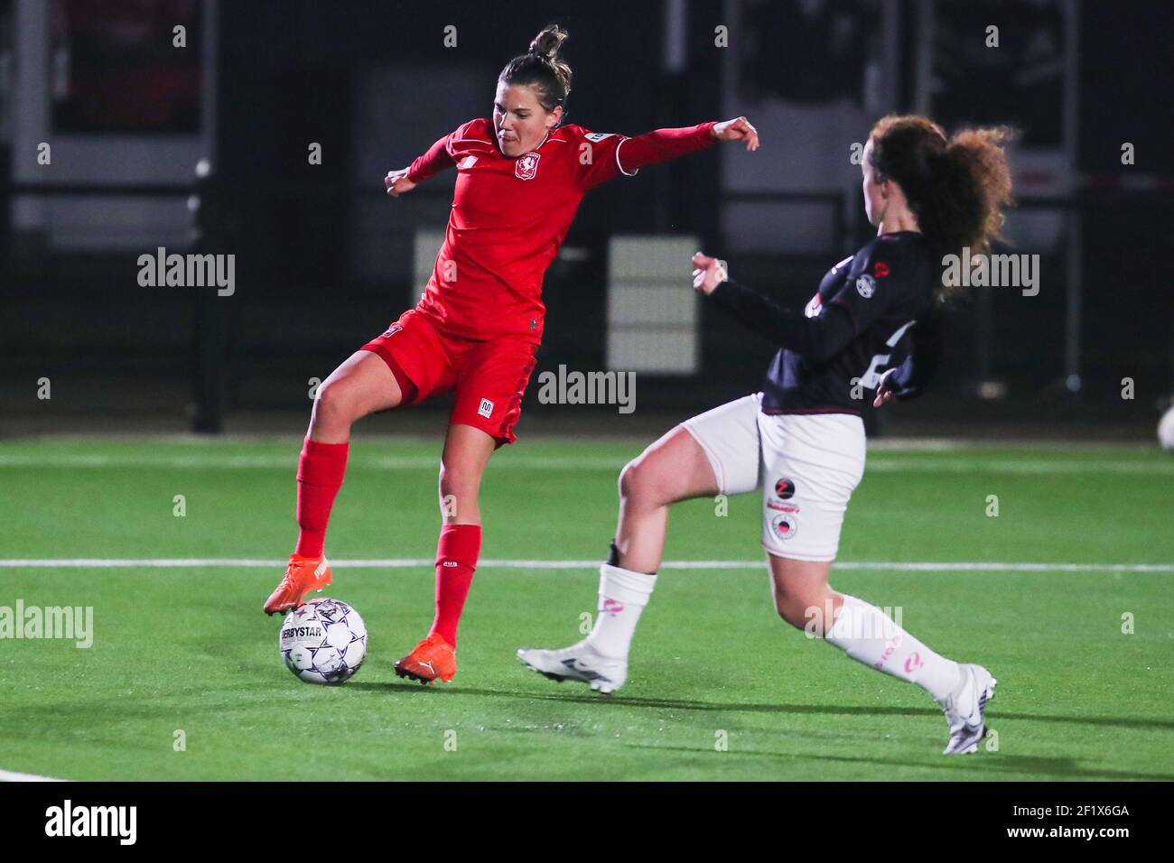 ENSCHEDE, NIEDERLANDE - MÄRZ 9: Rieke Dieckmann vom FC Twente, Stephanie Coelho Aurelio von Excelsior beim Spiel Pure Energie Eredivisie Vrouwen Stockfoto