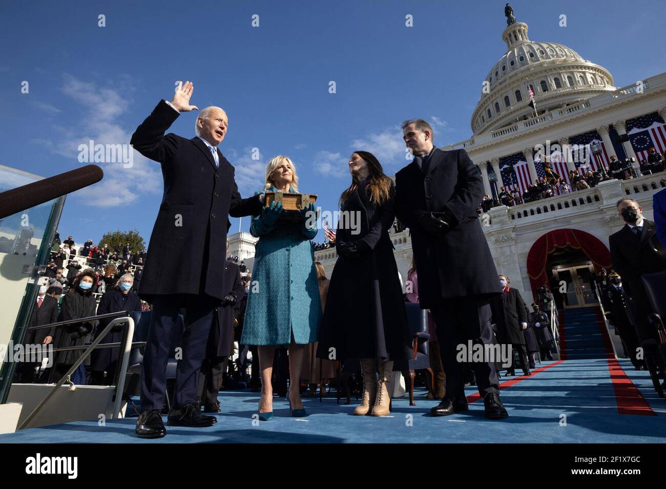 Präsident Joe Biden, zusammen mit First Lady Jill Biden und ihren Kindern Ashley Biden und Hunter Biden, nimmt den Amtseid als Präsident der Vereinigten Staaten Mittwoch, 20. Januar 2021, während der Amtseinführung 59th im US-Kapitol in Washington, D.C. Stockfoto