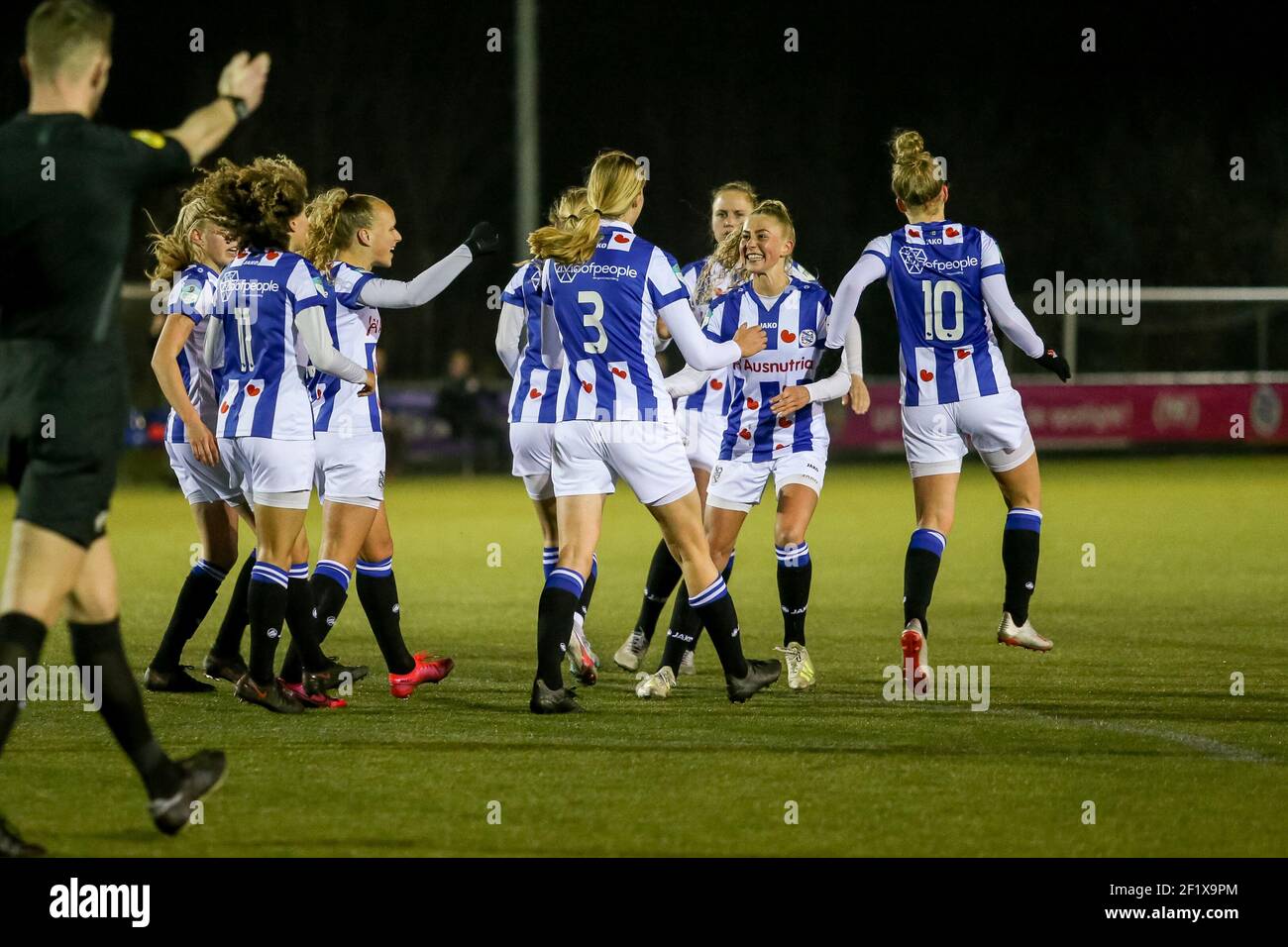 NIEUWEHORNE, NIEDERLANDE - MÄRZ 9: Die Spieler des SC Heerenveen feiern die 1-1 Punkte während des niederländischen Eredivisie Women-Spiels zwischen SC Heerenveen und Stockfoto