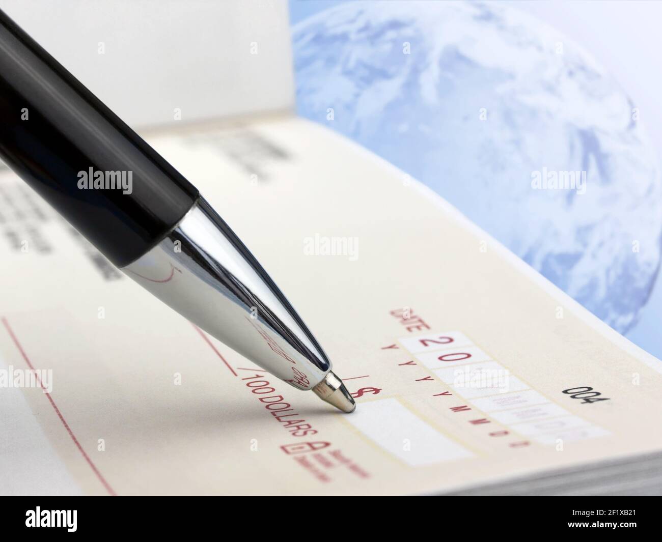 Stift auf dem Scheck Stockfoto