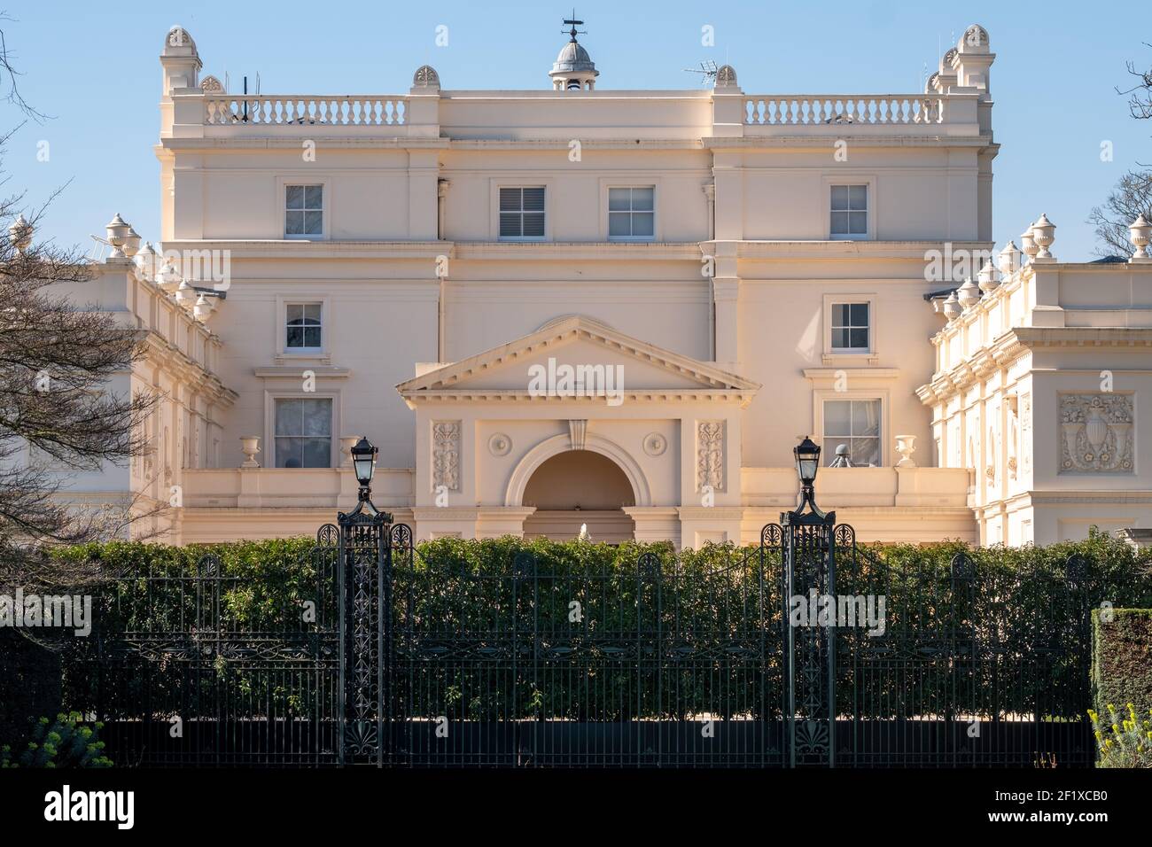 Die Nash-Terrassen mit Blick auf den Regent's Park im Zentrum von London, fotografiert an einem klaren Frühlingstag aus dem Garten der St. John's Lodge. Stockfoto