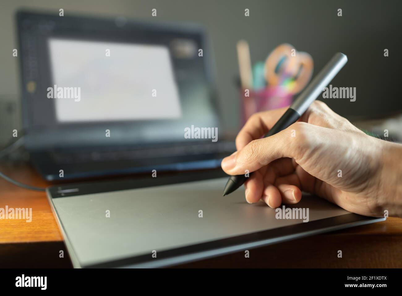 Grafikdesigner, der digitale Grafiken mit einem Stifttablett erstellt Stockfoto