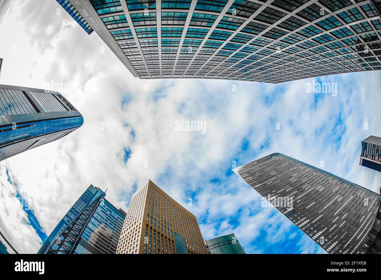Minato-ku, Tokyo Shiodome Bürogebäude und blauer Himmel Stockfoto