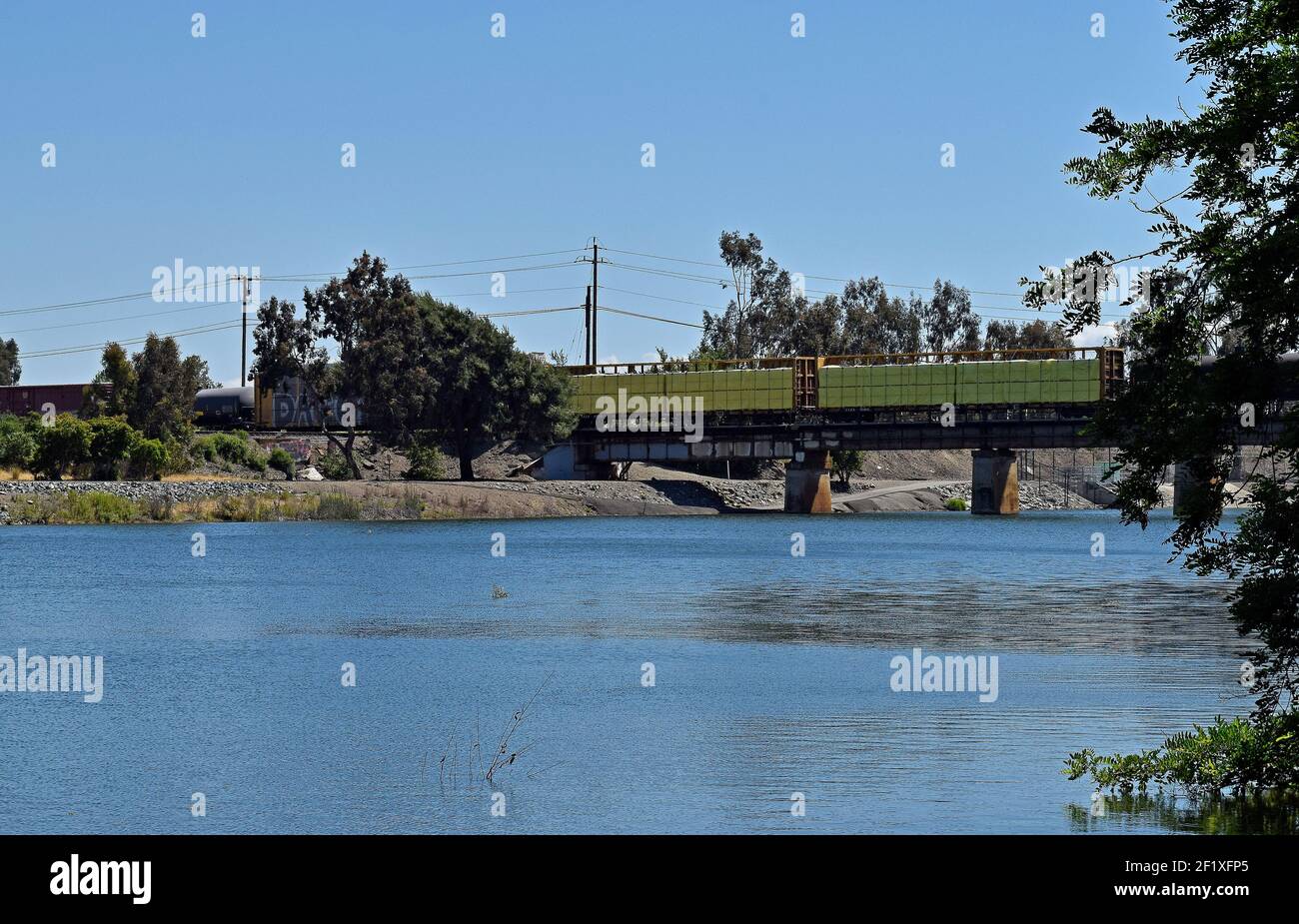Zugüberquerung über Alameda Creek in Fremont, Kalifornien Stockfoto