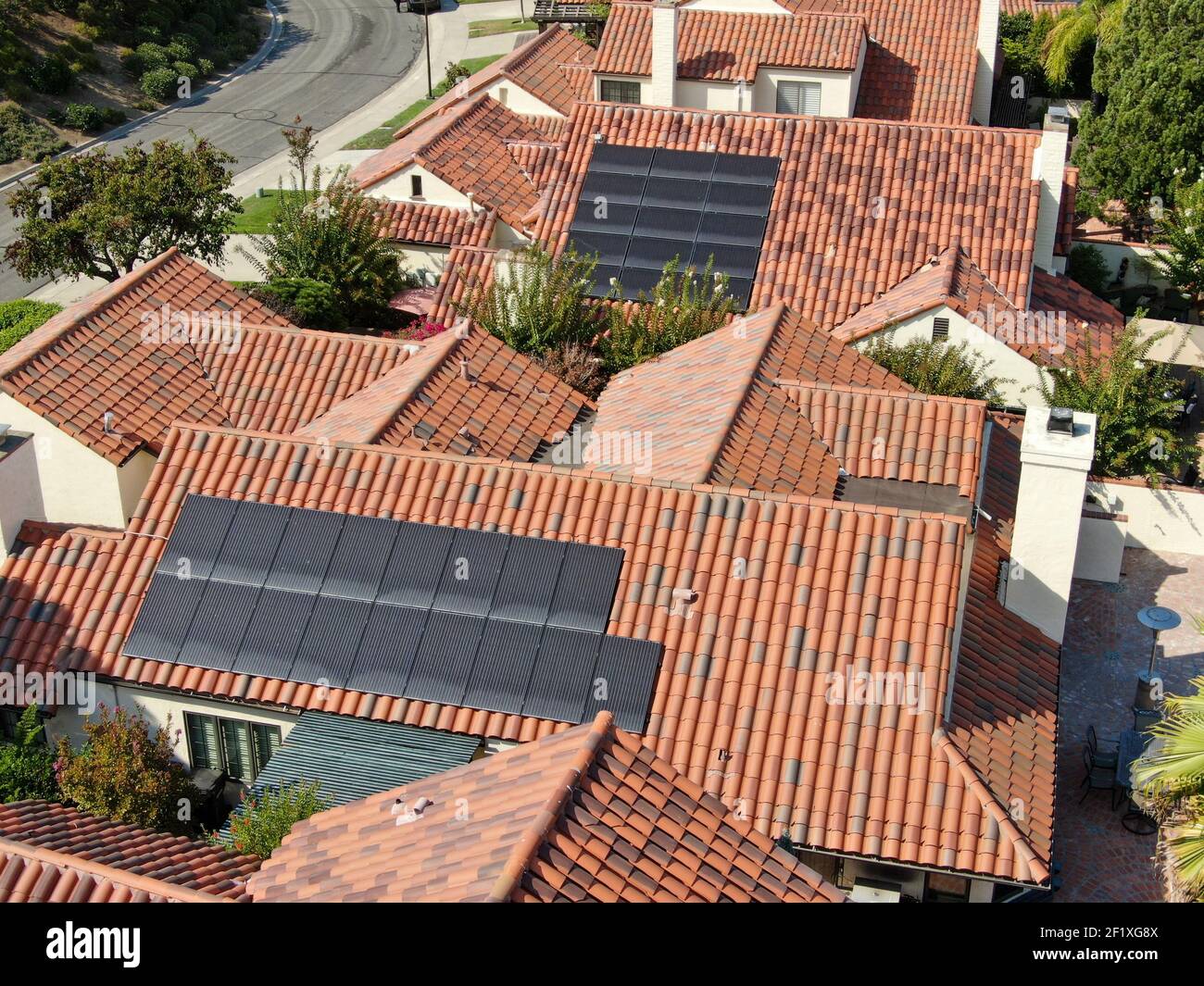 Luftaufnahme von oben auf Wohnvillen mit Solarpanel an Das Dach Stockfoto