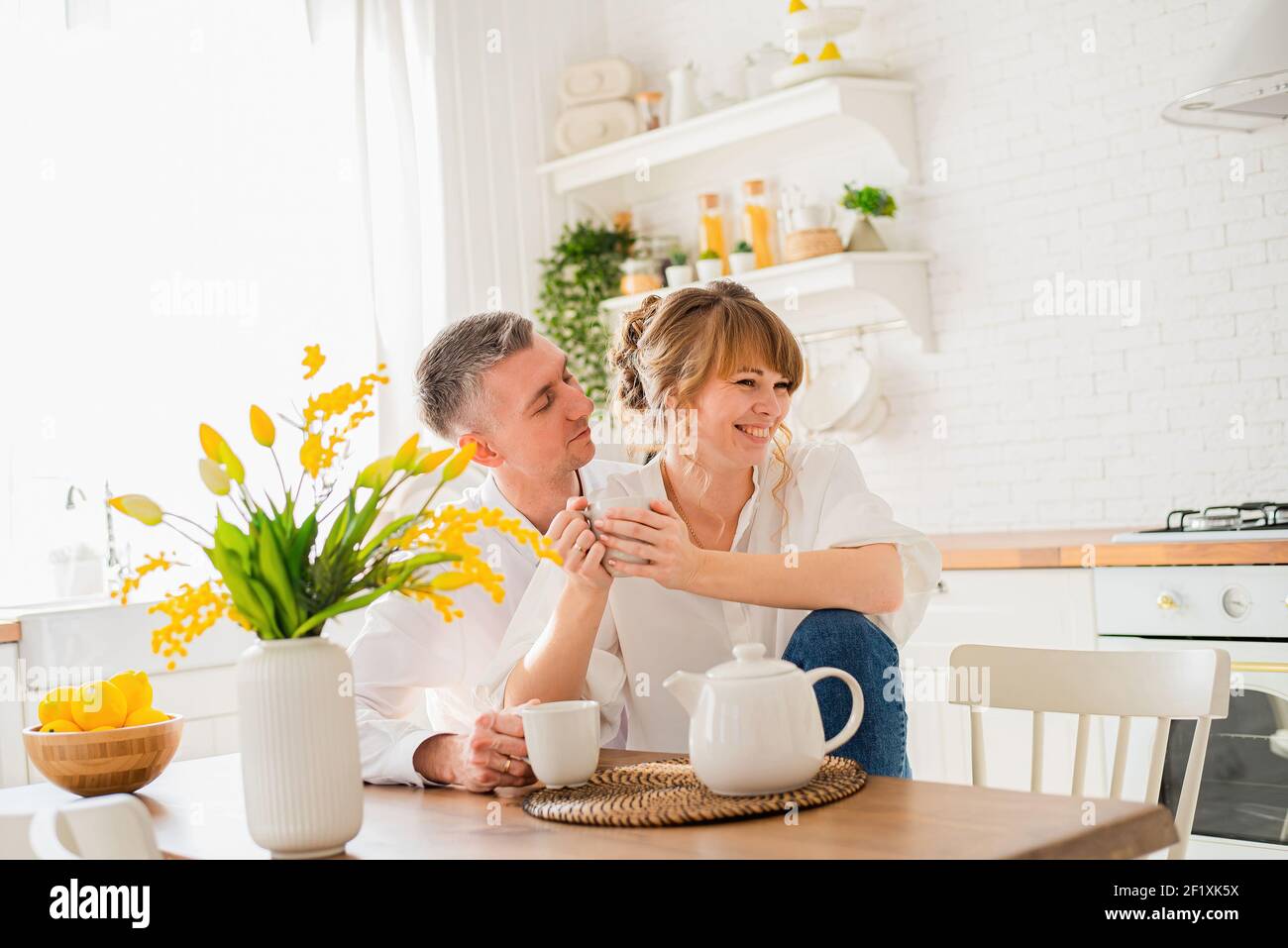 Schöne junge Paar von Liebenden Umarmung auf dem Hintergrund Moderne Küche Stockfoto