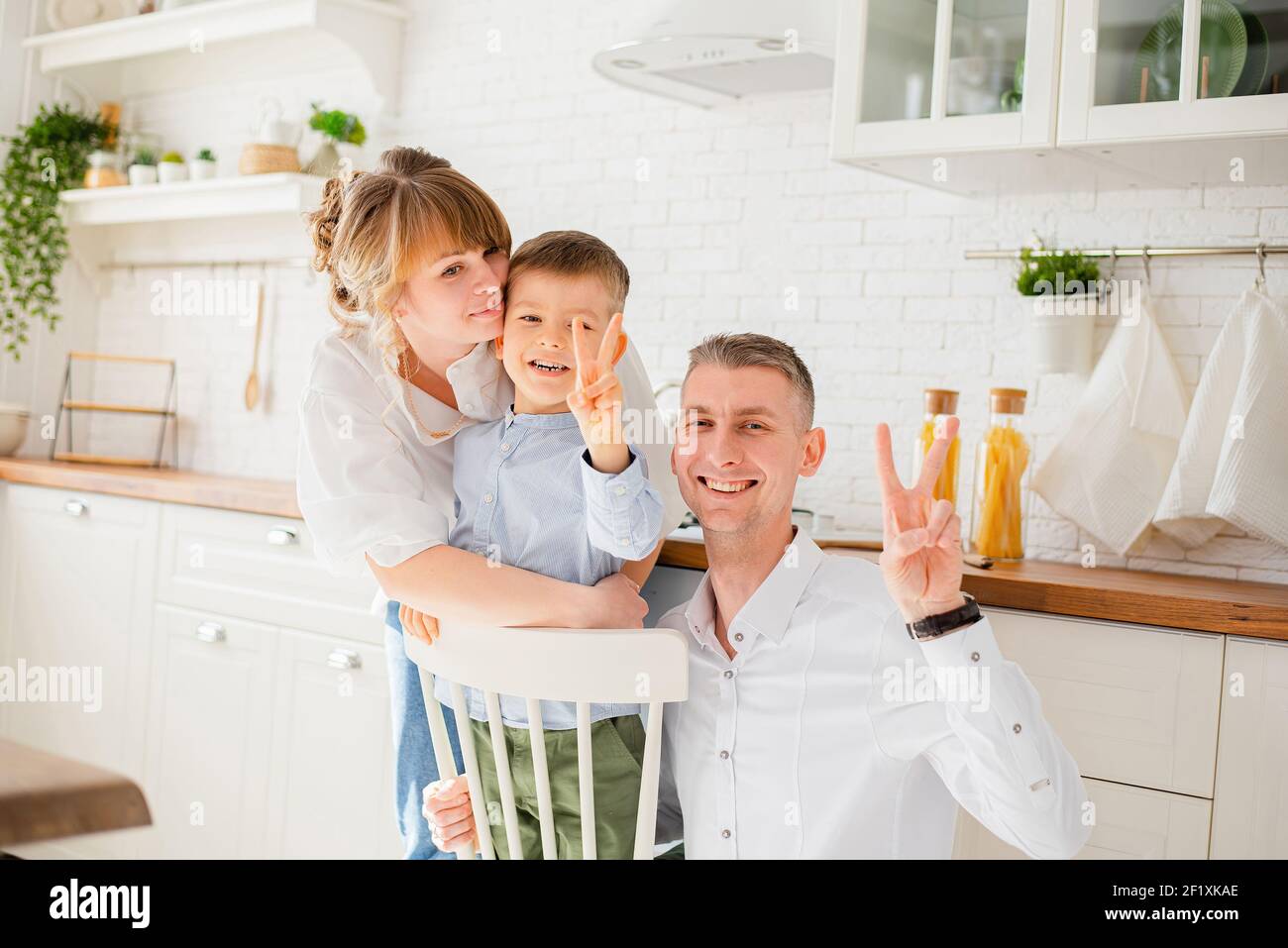 Porträt einer jungen glücklichen Familie in der Küche Stockfoto