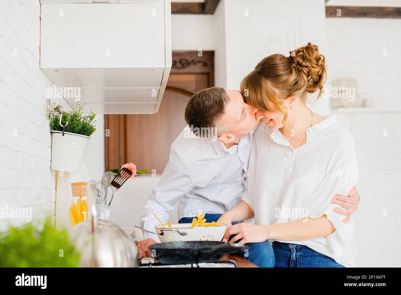 Junge glückliche Paar Kochen zusammen in der Küche Stockfoto