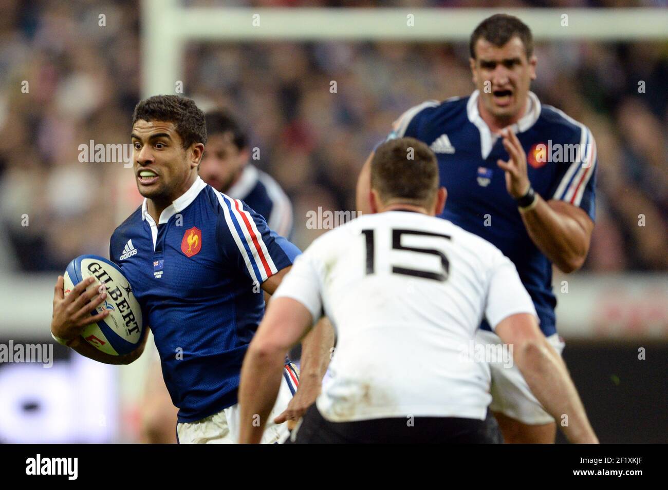 Die französische Wesley Fofana im Kampf gegen die neuseeländische Israel Dagg beim Rugby-Union-Testspiel 2013 zwischen Frankreich und Neuseeland am 9. November 2013 in Saint Denis, Frankreich. Foto Philippe Millereau / KMSP / DPPI Stockfoto