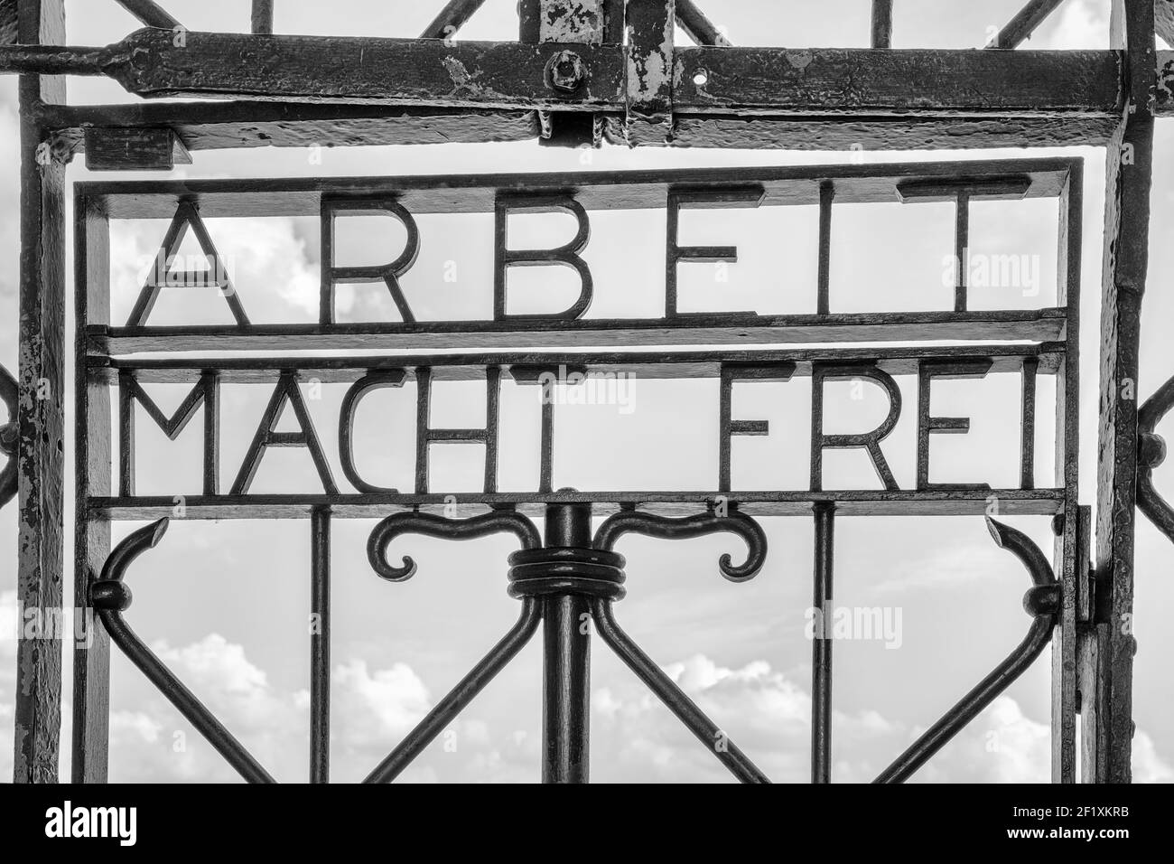 Blick auf das historische Eingangstor im KZ Dachau In der Nähe von München Stockfoto