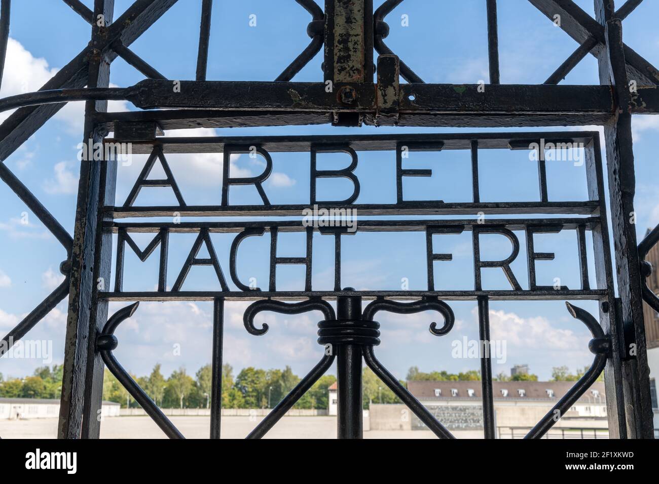 Blick auf das historische Eingangstor im KZ Dachau In der Nähe von München Stockfoto