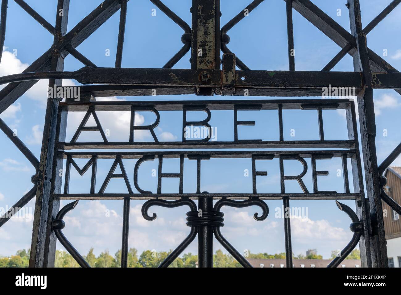Blick auf das historische Eingangstor im KZ Dachau In der Nähe von München Stockfoto