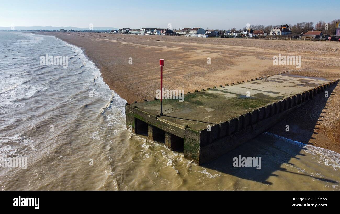 Wasserauslass in Normans Bay, East Sussex, Großbritannien Stockfoto