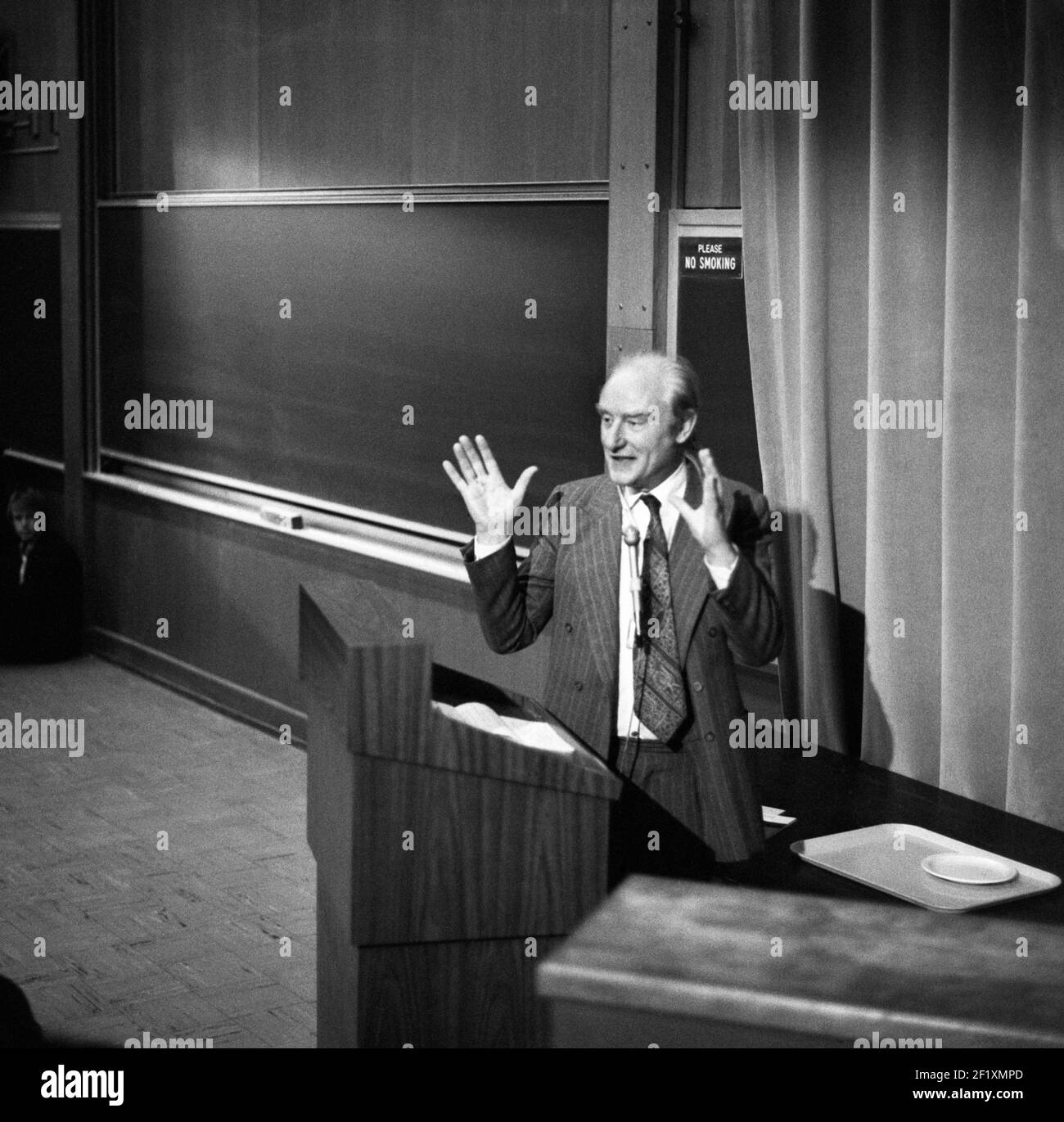 Ein Vortrag von Francis Crick, Nobelpreisträger, an Studenten der UCLA, San Francisco, USA, 1977 Stockfoto