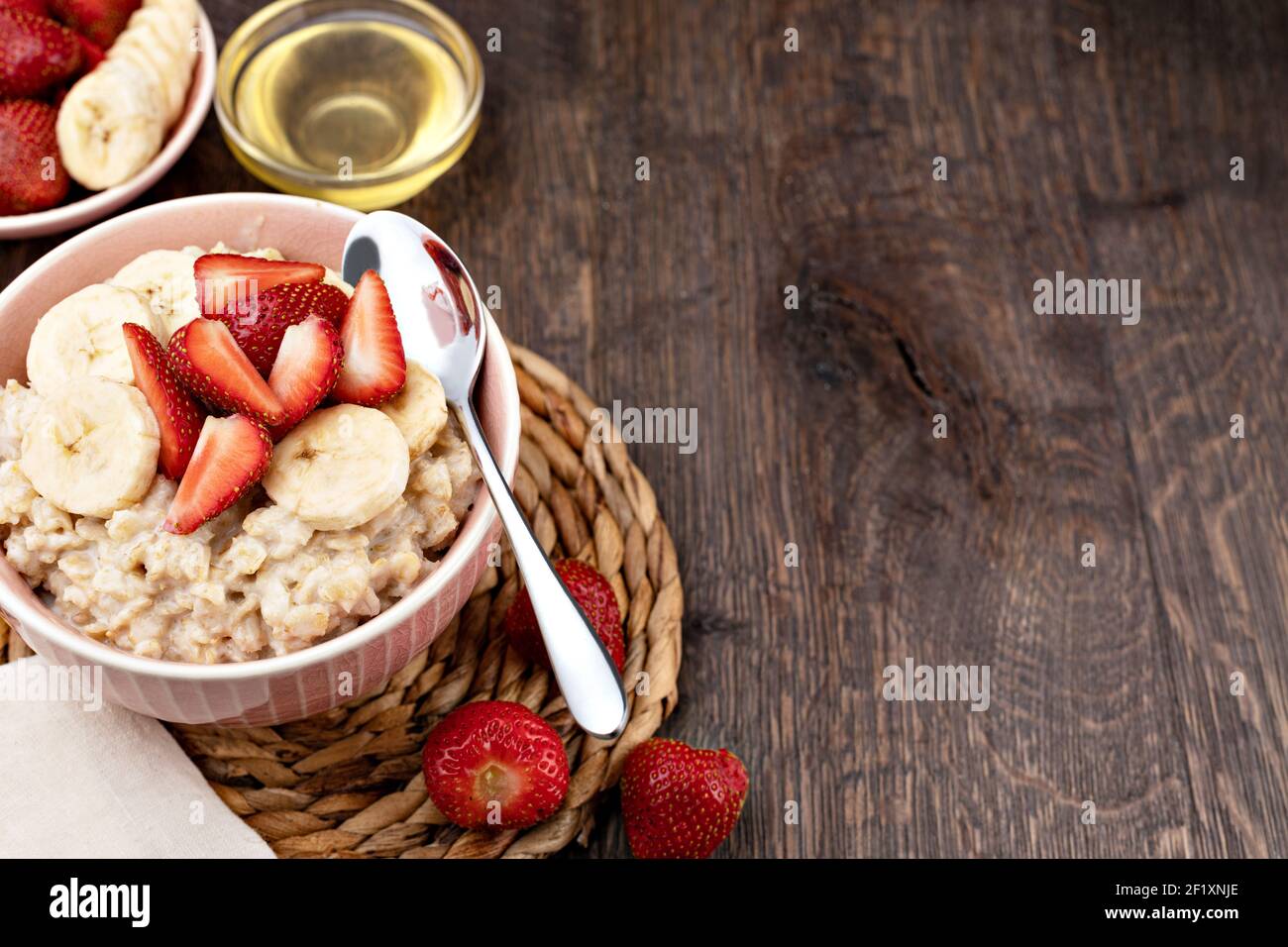 Zubereitete Haferflocken mit Früchten und Beeren Stockfoto