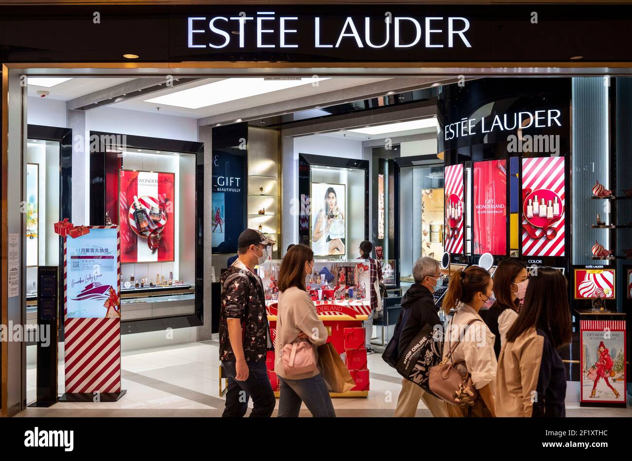 Hongkong, China. November 2020, 16th. Fußgänger gehen an der amerikanischen multinationalen Hautpflege- und Kosmetikmarke Estée Lauder (Estee Lauder) in Hongkong vorbei. Quelle: Chukrut Budrul/SOPA Images/ZUMA Wire/Alamy Live News Stockfoto